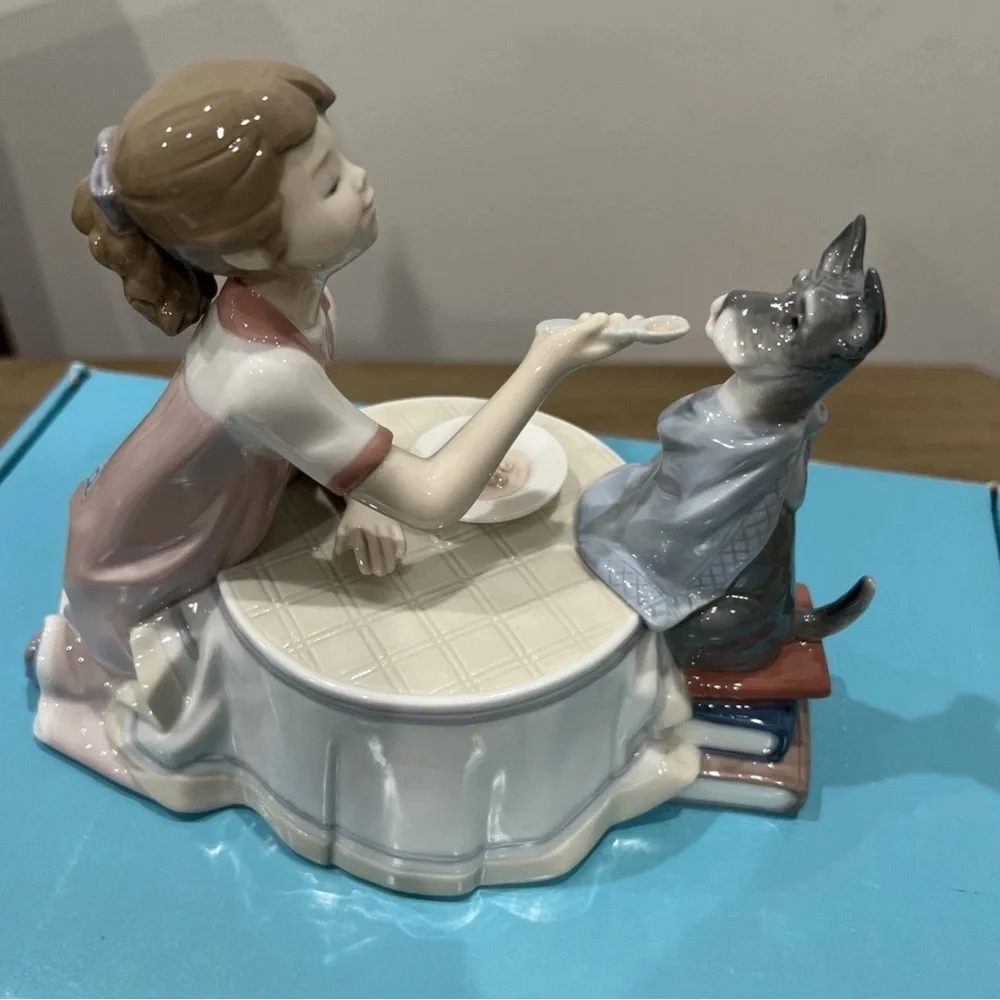 NEW LLADRO TEA TIME GIRL FIGURINE BRAND NEW IN BOX